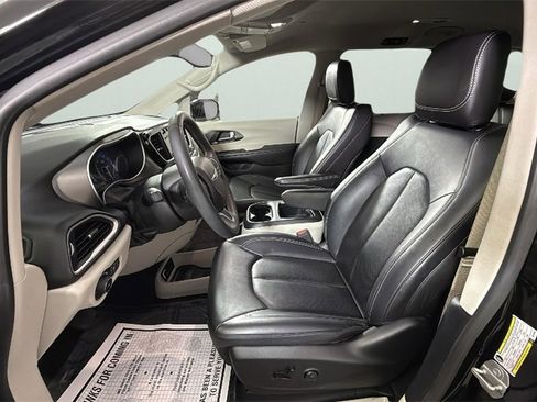 Used 2024 Chrysler Pacifica Touring-L image 17