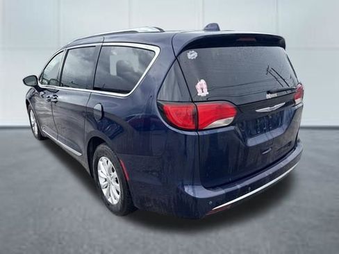 Used 2019 Chrysler Pacifica Touring-L image 2