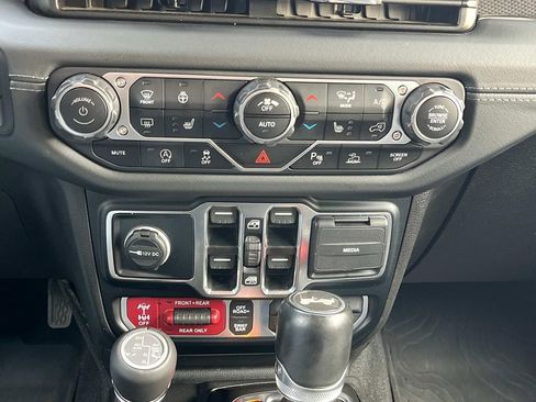 Used 2024 Jeep Wrangler Unlimited Rubicon image 39