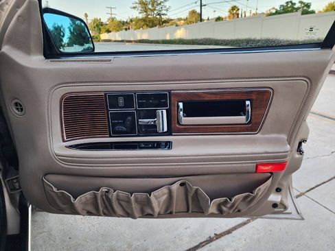 Used 1988 Lincoln Continental Signature FWD image 40
