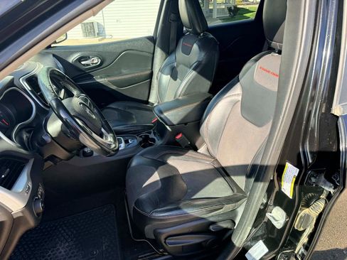 Used 2017 Jeep Cherokee Trailhawk w/ Cold Weather Group image 11