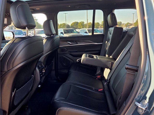 New 2027 Jeep Grand Cherokee Limited RWD image 6