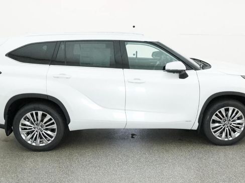 New 2026 Toyota Highlander Platinum AWD/4WD image 11