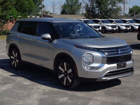 Used 2025 Mitsubishi Outlander SE AWD/4WD image 3
