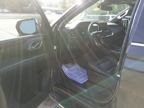 Used 2023 Chevrolet Suburban Premier image 9