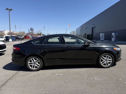 Used 2015 Ford Fusion SE image 2