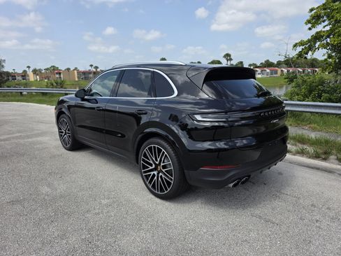 Used 2024 Porsche Cayenne AWD/4WD image 2