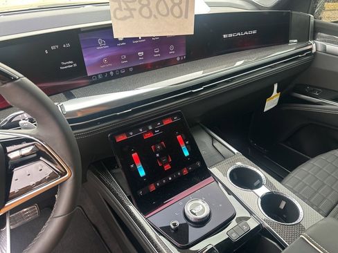 Used 2025 Cadillac Escalade ESV V w/ LPO, ONYX Package image 25