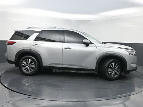 Used 2024 Nissan Pathfinder SL image 2