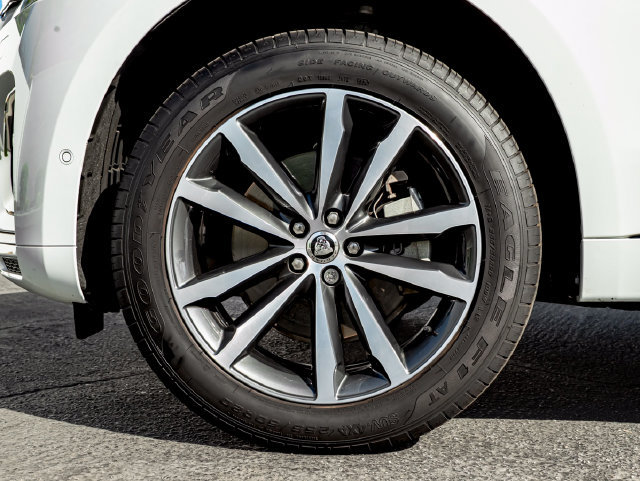 Certified 2025 Jaguar F-PACE R-Dynamic S AWD/4WD image 11