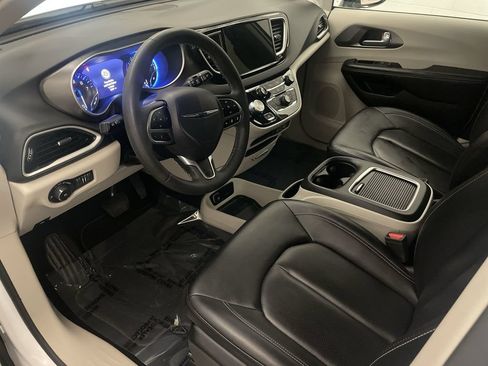 Used 2024 Chrysler Pacifica Touring-L FWD image 4
