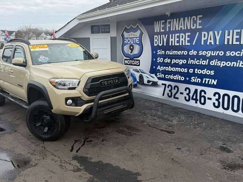 Used 2017 Toyota Tacoma TRD Off-Road image 1