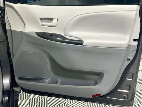 Used 2013 Toyota Sienna L w/ Towing Pkg image 36