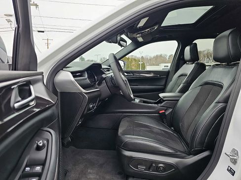 Used 2023 Jeep Grand Cherokee Altitude image 14