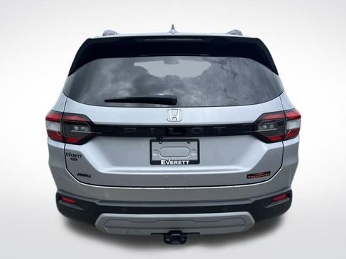 Used 2025 Honda Pilot TrailSport image 8