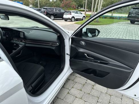 Used 2025 Hyundai Elantra SEL FWD image 23