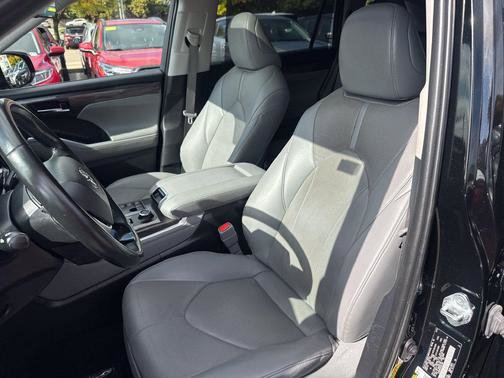 Used 2024 Toyota Highlander Limited AWD/4WD image 16
