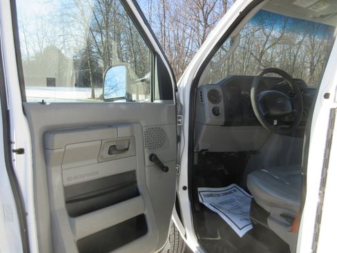 Used 2015 Ford E-350 and Econoline 350 Super Duty image 36