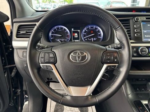 Used 2018 Toyota Highlander XLE AWD/4WD image 13