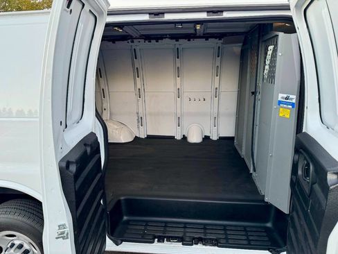 Used 2022 Chevrolet Express 3500 w/ Driver Convenience Package image 10