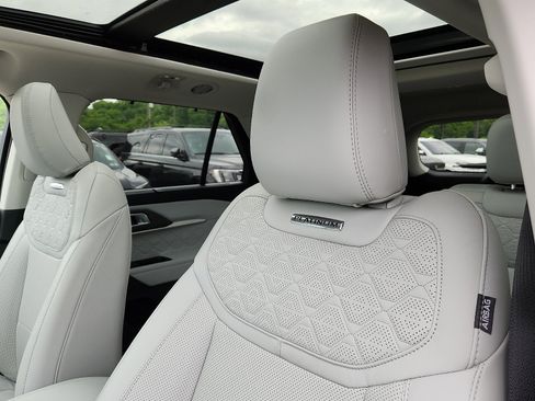 Used 2025 Ford Explorer Platinum w/ LUX Leather Package AWD/4WD image 16