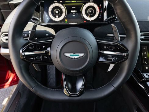 Used 2025 Aston Martin V8 Vantage Coupe RWD image 30