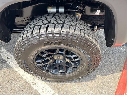 Used 2022 Toyota Tacoma TRD Off-Road AWD/4WD image 38