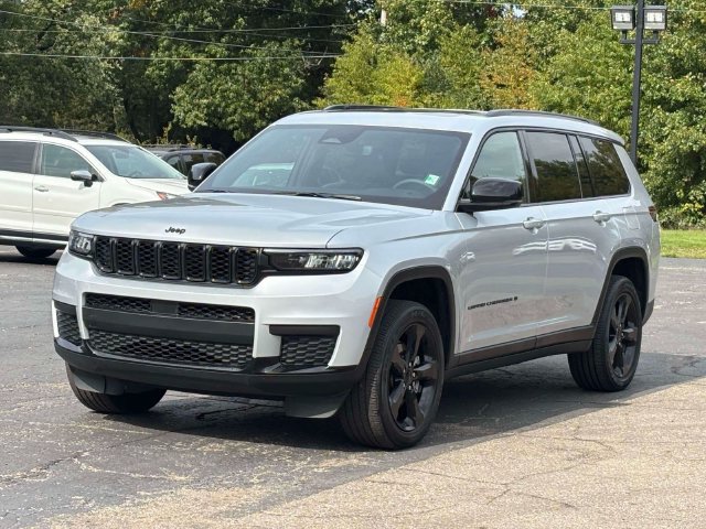 Used 2023 Jeep Grand Cherokee L Laredo AWD/4WD image 35