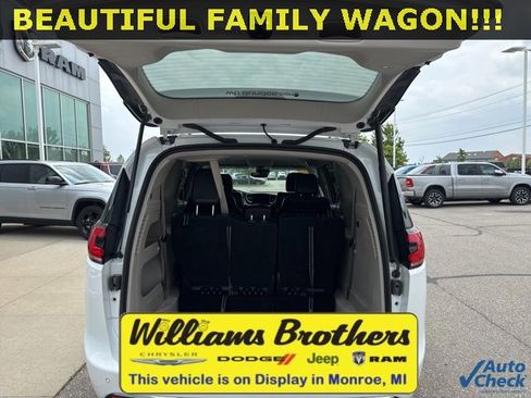 Used 2022 Chrysler Pacifica Touring-L image 9
