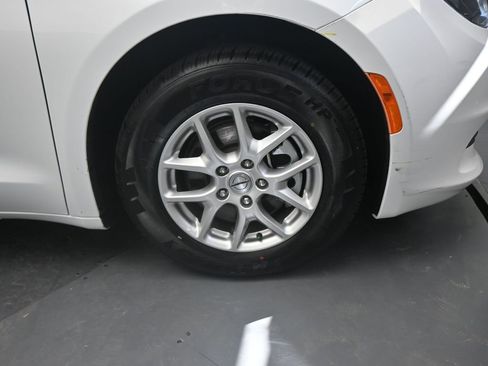 Used 2023 Chrysler Voyager LX image 21