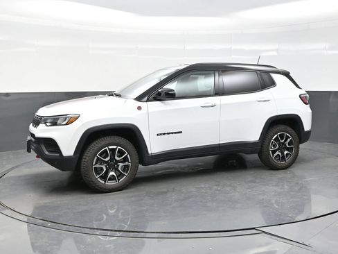Used 2025 Jeep Compass Trailhawk AWD/4WD image 3