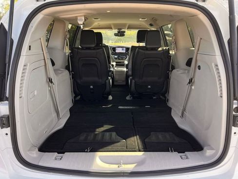 Used 2024 Chrysler Pacifica Select image 26