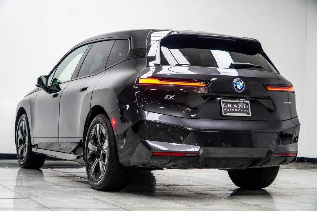 Used 2024 BMW iX xDrive50 w/ Sport Package AWD/4WD image 16