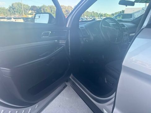 Used 2018 Ford Explorer XLT FWD image 9