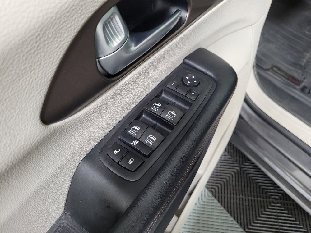 Used 2017 Chrysler Pacifica Touring-L Plus FWD image 27