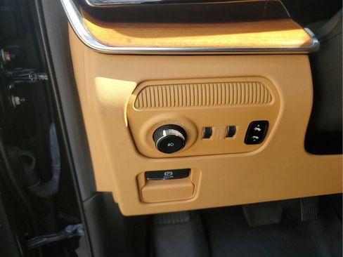 Certified 2022 Jeep Grand Wagoneer Series III w/ Rear Seat Video Group 1 AWD/4WD image 8