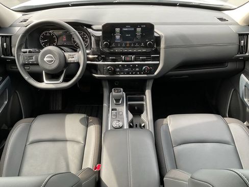 Used 2025 Nissan Pathfinder SL AWD/4WD image 16