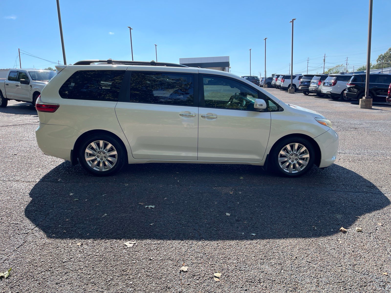 Used 2017 Toyota Sienna Limited FWD image 7