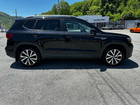 Used 2022 Volkswagen Taos SE AWD/4WD image 2