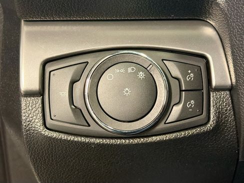 Used 2019 Ford Explorer XLT image 16