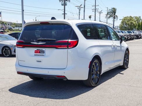Certified 2023 Chrysler Pacifica Touring-L FWD image 4