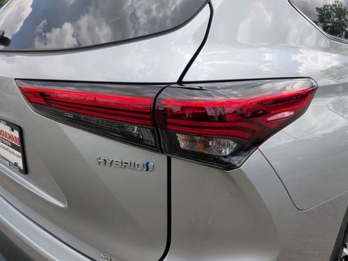 Used 2021 Toyota Highlander XLE FWD image 12