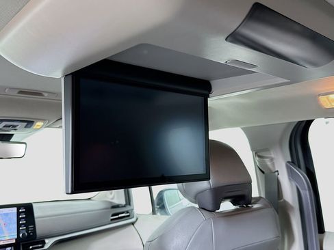 Used 2024 Toyota Sienna Limited FWD image 28