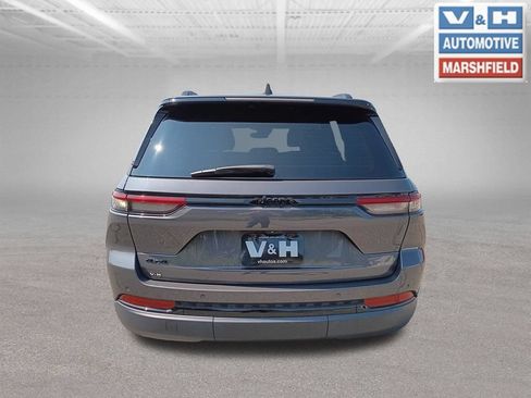 Used 2023 Jeep Grand Cherokee Altitude AWD/4WD image 5