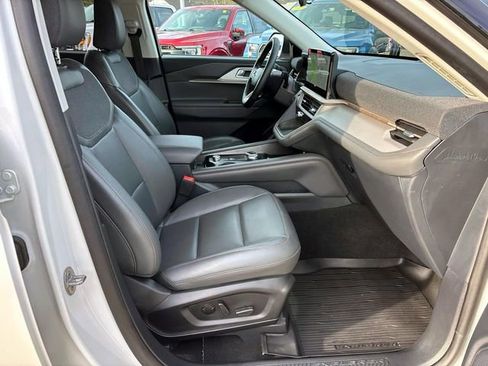 Used 2025 Ford Explorer Active w/ Active Comfort Package image 18