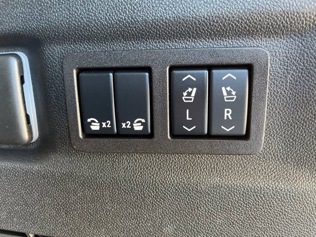 Used 2025 Chevrolet Suburban Premier AWD/4WD image 10