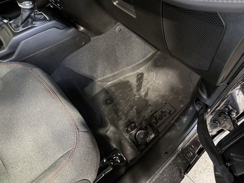 Used 2025 Jeep Gladiator Rubicon w/ Convenience Group image 13