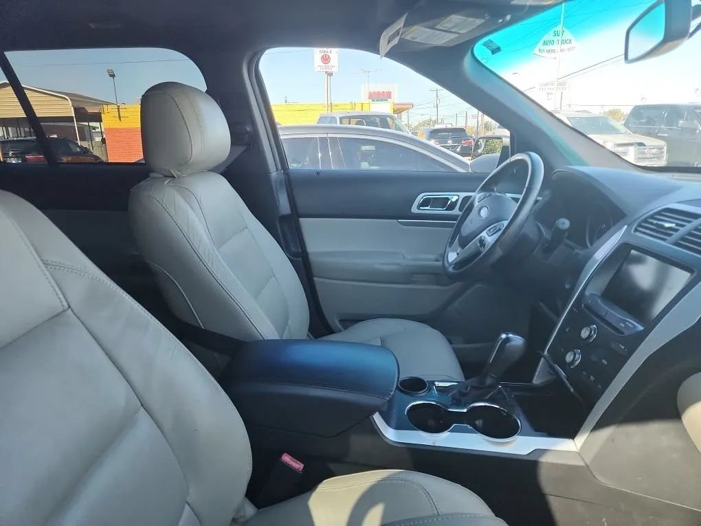 Used 2015 Ford Explorer XLT w/ Equipment Group 202A FWD image 7