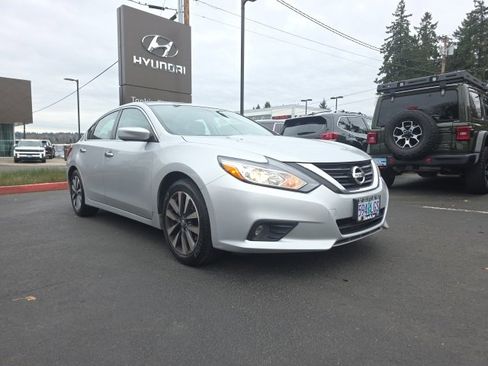 Used 2017 Nissan Altima 2.5 SV image 2