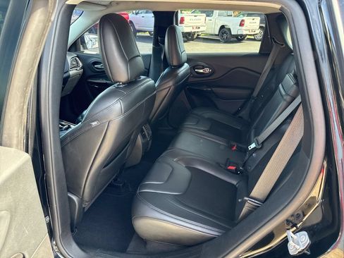 Used 2019 Jeep Cherokee Latitude Plus AWD/4WD image 15